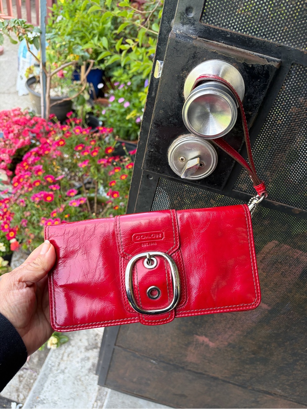 Gorgeous Y2k Candy Red Glossy Coach Crimson Patent Leather Buckle Wristlet Walle - Picture 6 of 10